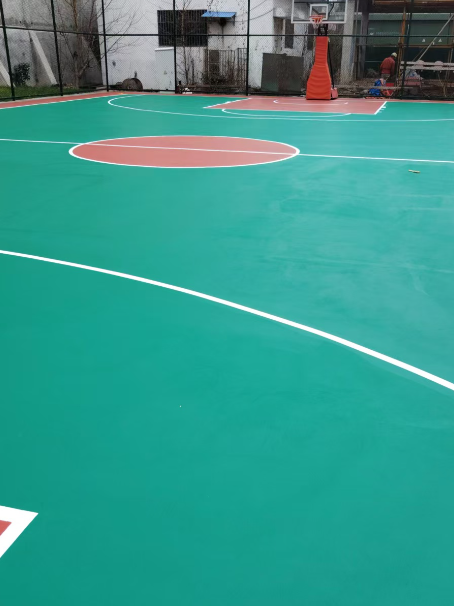 罗定 球场长期使用易出现地面开裂